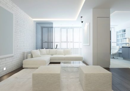 Modernes Wohnzimmer mit stilvollen und funktionalen Aluminiumprofilen. LED-beleuchtete dekorative Profile in der Wohnzimmereinrichtung kombiniert mit glatten BA13-Profilen, die ein sauberes und ästhetisches Erscheinungsbild bieten. Aluminiumprofile sind an den Ecken und der Decke des Raums auffällig angebracht und schaffen ein modernes und raffiniertes Innendesign.