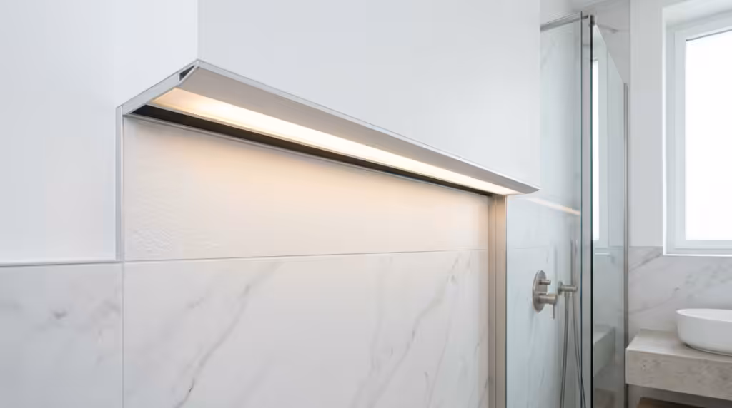 Badezimmerprojekt mit Schattenfuge und Lichtvoute: das perfekte Duo